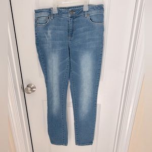 Garnet Hill women’s skinny jeans lightly distressed, lighter wash size 28